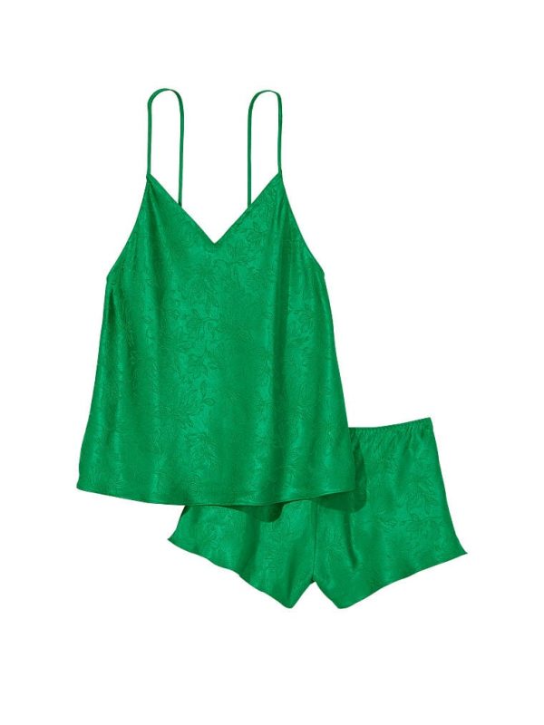 Зелёная жаккардовая пижама с вырезом на спине на фоне