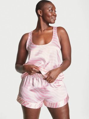 Розовая сатиновая пижама майка и шорты на модели
