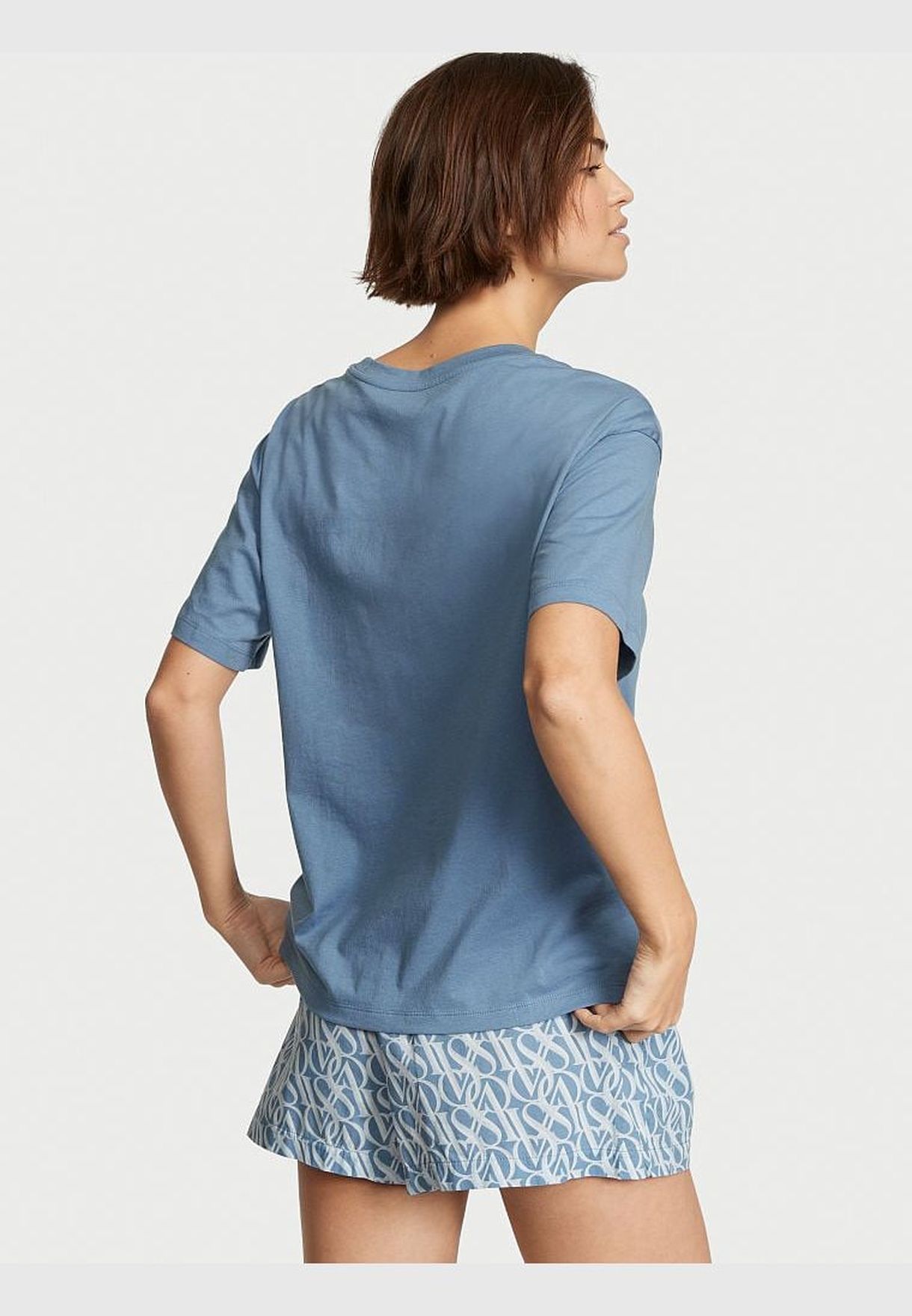 Хлопковая пижама шорты и футболка голубая с лого вид сзади
