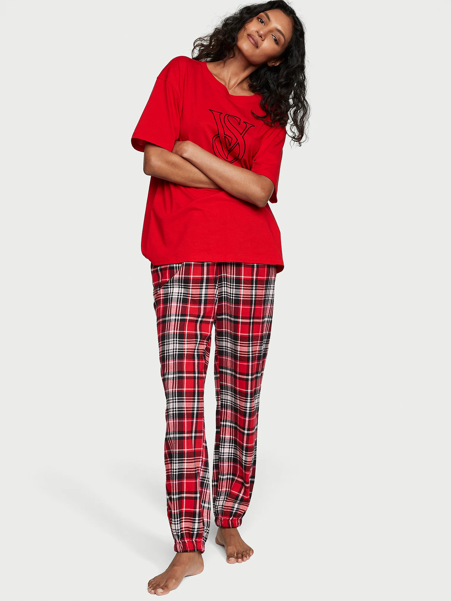 Пижама красная джогеры и футболка с лого вид спереди