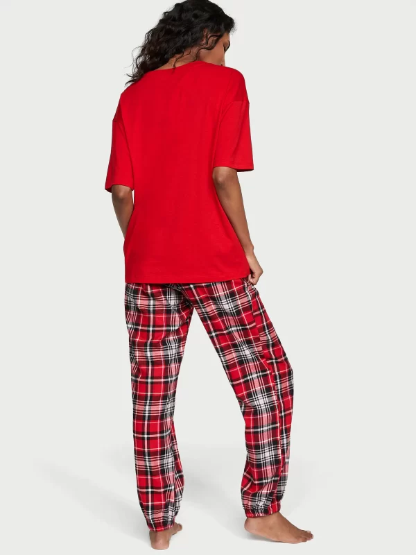 Пижама красная джогеры и футболка с лого вид сзади